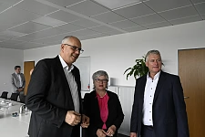 Bürgermeister Andreas Bovenschulte mit der Vorsitzenden der Interessengemeinschaft Airport-Stadt, Prof. Karin Luckey, und Reiner Oldewurtel, Vice President Aerospace & Defence AKKA Germany. Foto: Senatspressestelle