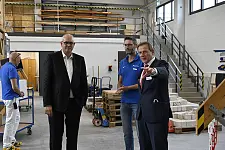 Bei der BG-Ambulanz in der Airport-Stadt: Bovenschulte lässt sich von Jesko Kleefmann (Leiter Ergotherapie, Mitte) und  dem kaufmännischen Direktor und Leiter der Ambulanz, Jürgen Brötje (rechts), die Räumlichkeiten zeigen. Foto: Senatspressestelle