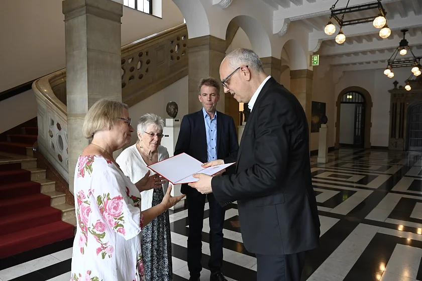 Die Ende Juli aus dem Amt scheidende Ortsamtleiterin Neustadt/Woltmershausen, Annemarie Czichon (links), erhielt von Bürgermeister Andreas Bovenschulte (rechts) eine Urkunde zur Würdigung ihrer Arbeit. Mit dabei die Sprecherin des Beirates Woltermshausen, Edith Wangenheim, und der Sprecher des Beirates Neustadt, Ingo Mose. Foto: Senatspressestelle