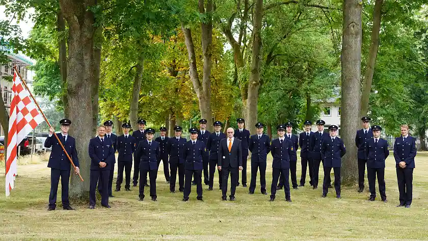 Innensenator Ulrich Mäurer (Mitte) mit dem neuen Ausbildungs-Jahrgang der Feuerwehr Bremen. Foto: Feuerwehr Bremen