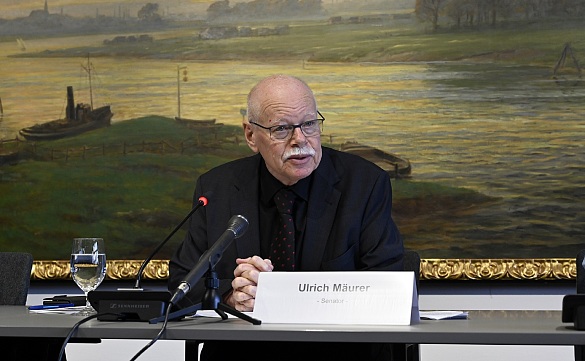 Senator Ulrich Mäurer informiert in einer Pressekonferenz zu der Gesetzesänderung des Bremischen Glücksspielgesetzes. Foto: Senatspressestelle