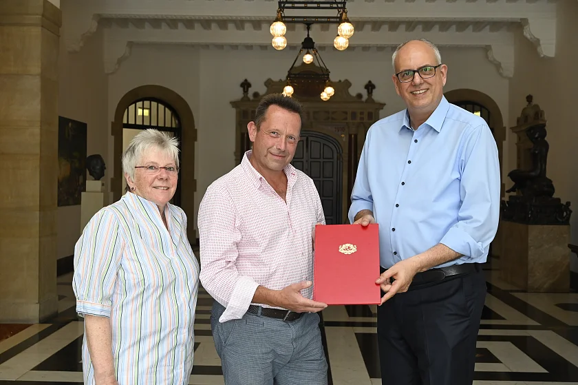 Symbolische Übergabe der Ernennungsurkunde an den neuen Ortsamtsleiter Uwe Martin. Personen (v.l.n.r.): Edith Wangenheim, Beiratssprecherin Woltmershausen, Uwe Martin, Ortsamtsleiter Neustadt/Woltmershausen, Bürgermeister Andreas Bovenschulte. Foto: Senatspressestelle 