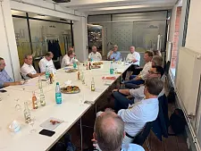 Bürgermeister Bovenschulte tauscht sich mit Vertreterinnen und Vertretern der Initiative Stadtbremische Häfen (ISH) aus. Foto: ISH