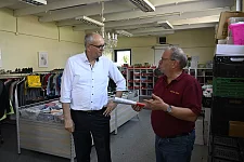 Rundgang durch die Hallen: Bürgermeister Bovenschulte und der Vereinsvorsitzende der Bremer Tafel, Uwe Schneider. Foto: Senatspressestelle