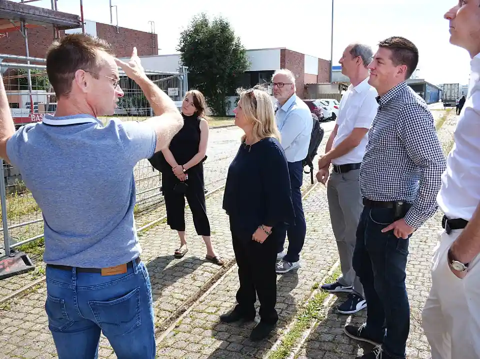 Wie lassen sich Denkmalschutz und energetische Sanierung miteinander vereinbaren? Vertreterinnen und Vertreter der Fischereihafen-Betriebsgesellschaft mbH (FBG) berichten Senatorin Schaefer von den Erfahrungen am alten Nordsee-Gebäude. Foto: AWI