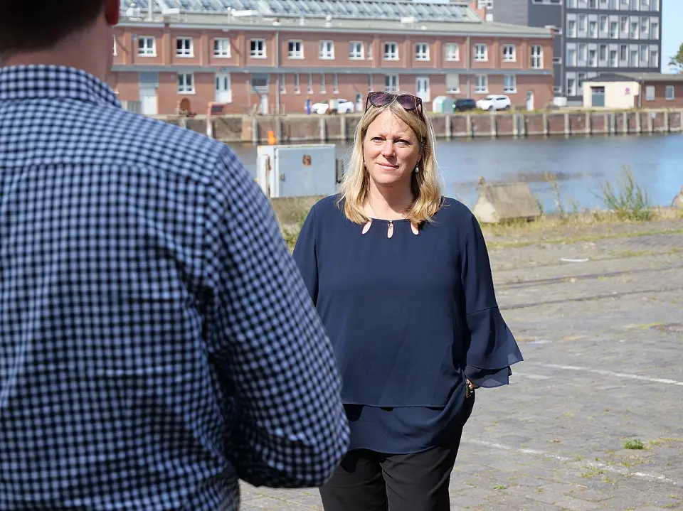 Klimaschutzsenatorin Maike Schaefer im Bremerhavener Fischereihafen. Foto: AWI