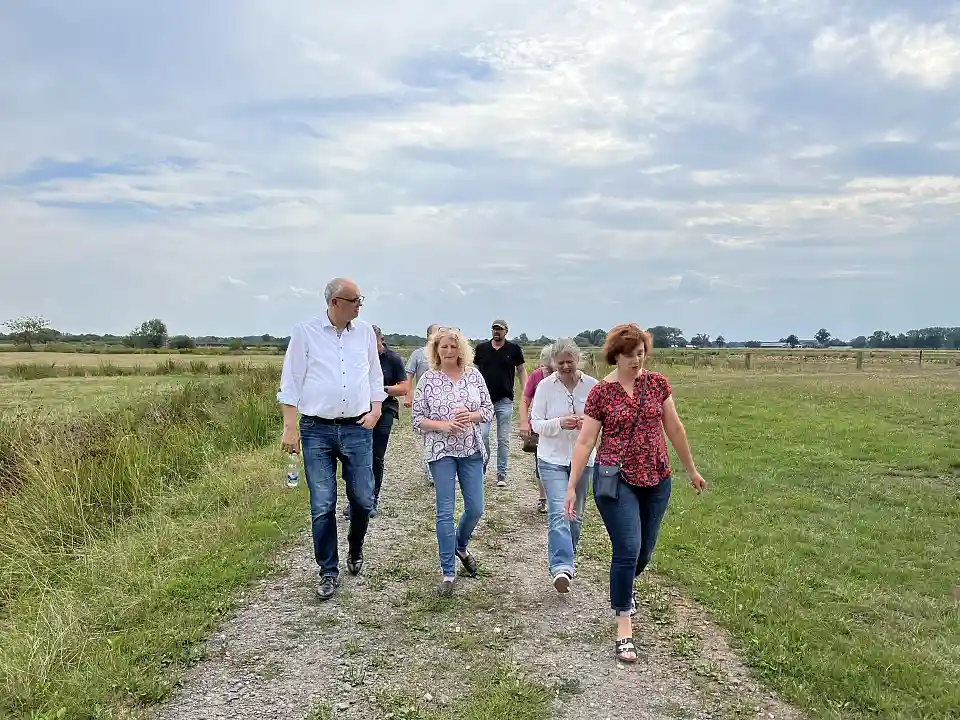 Bürgermeister Bovenschulte lässt sich das Naturschutzgebiet Stromer Stau zeigen. Foto: Senatspressestelle