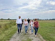 Bürgermeister Bovenschulte lässt sich das Naturschutzgebiet Stromer Stau zeigen. Foto: Senatspressestelle