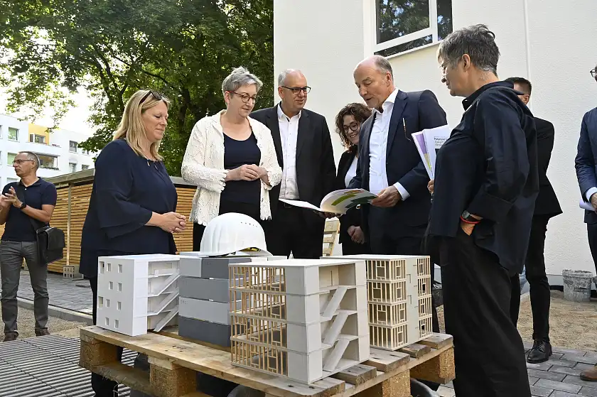 Erläuterung des seriellen Bauens in Bremen am Modell (von links): Bausenatorin Maike Schaefer, Bundesbauministerin Erläuterung des seriellen Bauens in Bremen am Modell (von links): Bausenatorin Maike Schaefer, Bundesbauministerin Klara Geywitz, Bürgermeister Andreas Bovenschulte, Staatsministerin Sarah Ryglewski, Gewoba-Vorstand Christian Jaeger und Senatsbaudirektorin Iris Reuther. Foto: Senatspressestelle.Klara Geywitz, Bürgermeister Andreas Bovenschulte, Staatsministerin Sarah Ryglewski, Gewoba-Vorstand Christian Jäger und Senatsbaudirektorin Iris Reuther. Foto: Senatspressestelle.