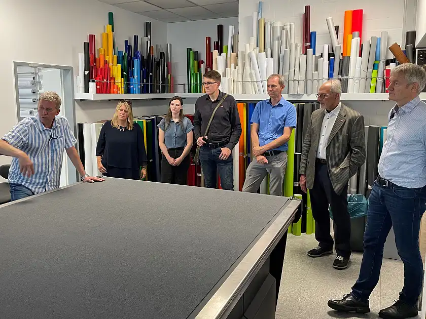 Klimaschutz im Handwerk – Kleinstunternehmer Hardy Schilling im Austausch mit Senatorin Schaefer und Vertreterinnen und Vertretern der Handwerkskammer und der Klimaschutzagentur energiekonsens. v.l.: Hardy Schilling (Schilling Werbung), Maike Schaefer (Senatorin für Klimaschutz, Umwelt, Mobilität, Stadtentwicklung und Wohnungsbau), Maximiliane Wenige (energiekonsens), Henrik Dannenberg (Handwerkskammer), Martin Grocholl (energiekonsens), Hans-Joachim Stehr (Handwerkskammer), Bernd Langer (energiekonsens). Foto: energiekonsens