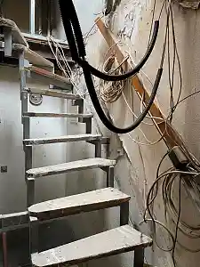 Die teilweise unisoliert von Decke und Wänden hängende Elektroinstallation stellt eine gravierende Unfallgefahr dar. Foto: Innenressort.