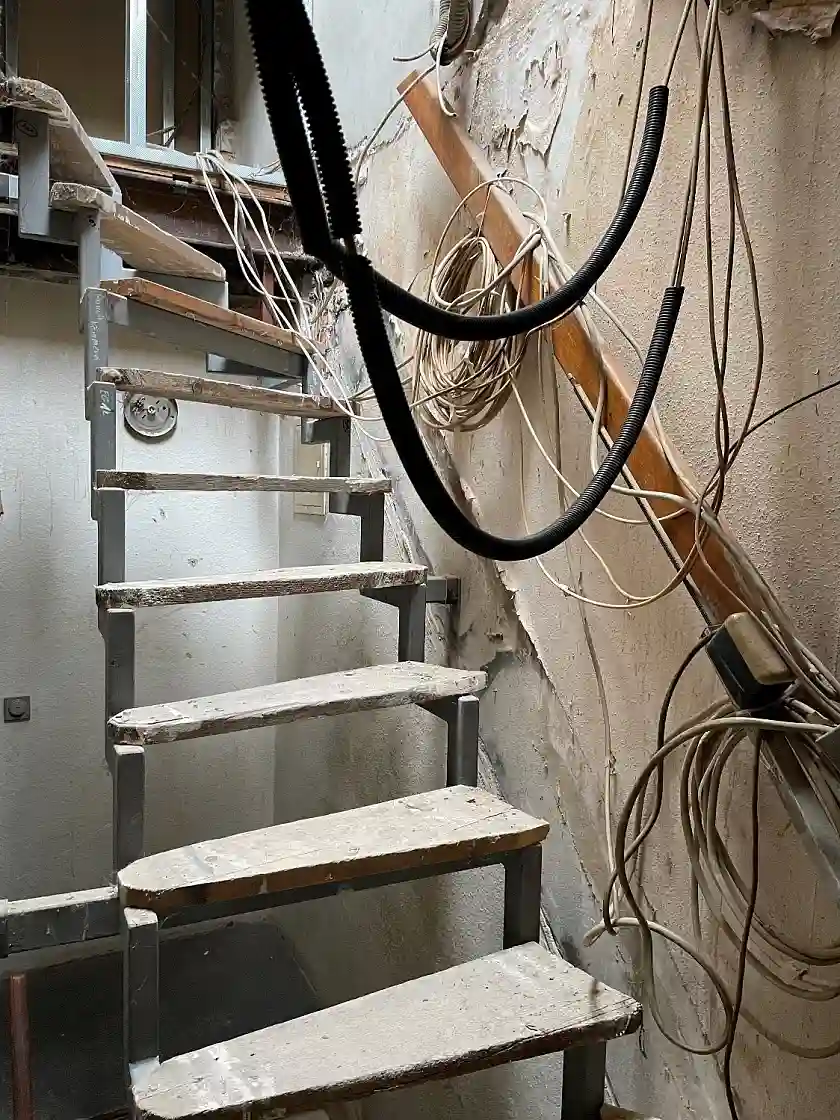 Die teilweise unisoliert von Decke und Wänden hängende Elektroinstallation stellt eine gravierende Unfallgefahr dar. Foto: Innenressort.
