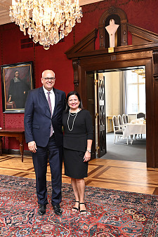 Die Generalkonsulin der Republik Peru Ana Angelica Peña Doig und Bürgermeister Dr. Andreas Bovenschulte. Foto: Senatspressestelle