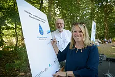 Klimaschutzsenatorin Dr. Maike Schaefer unterzeichnet die Gründungsvereinbarung der Starkregenpartnerschaft Blumenthaler Aue. Foto: BREsilient_Schimanke
