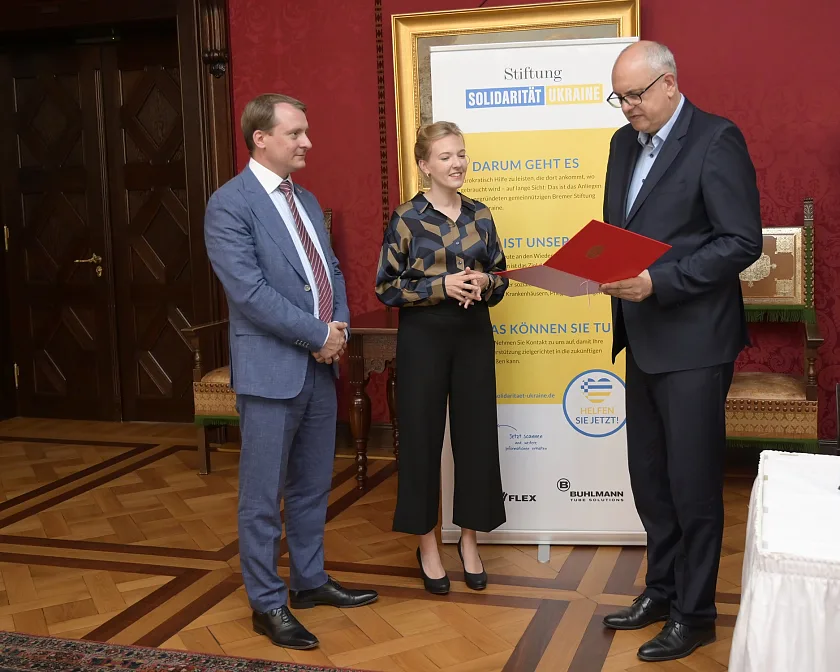 Die Stiftung Solidarität Ukraine ist anerkannt: Bürgermeister Andreas Bovenschulte (rechts) kann die Urkunde an die Stiftungs-Vorstände Alina Armerding und Jan-Oliver Buhlmann überreichen. Foto: Senatspressestelle