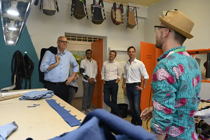 Bürgermeister Andreas Bovenschulte beim Rundgang durch das Creative Hub. Personen (v.l.n.r): Bürgermeister Andreas Bovenschulte; Hachem Gharbi, Mitgründer Creative Hub; Jens Schmidt, Senatskanzlei; Marc Fucke, Mitgründer Creative Hub; Octavio Tasch, Designer. Foto: Senatspressestelle