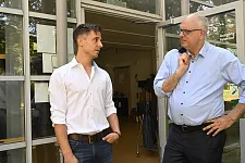 Bürgermeister Bovenschulte im Gespräch mit Marc Fucke, Mitgründer Creative Hub. Foto: Senatspressestelle