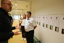 Vor einem der Klassenräume in der Schule (v.l.) Schulleiter Sebastian Gerber, Projektleiterinnen bei Immobilien Bremen Sabine Leskow-Mategka Christiane Berding, Finanzsenator Dietmar Strehl – sie unterhalten sich vor einem Klassenraum. Foto: Finanzressort