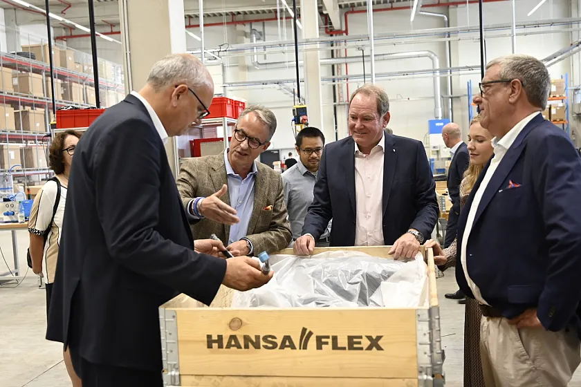 Erläuterung für Bürgermeister Bovenschulte (von links): Hansa-Flex-Vorstand Christian-Hans Bültemeier, Bereichsleiter Christian Post, Alina Armerding (Stiftung Solidarität Ukraine), Thomas Armerding (Vorstandsvorsitzender Hansa-Flex). Foto: Senatspressestelle