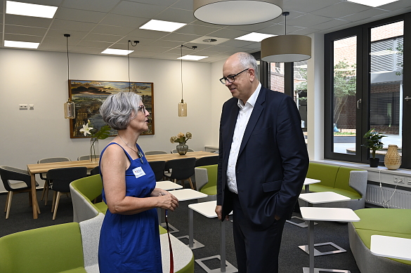 Schulleiterin Katja Ollmann zeigt Bürgermeister Andreas Bovenschulte das moderne Lehrerzimmer. Foto: Senatspressestelle