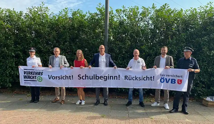 Bildungssenatorin Sascha Karolin Aulepp (3.v.l.) präsentiert zusammen mit Vertreterinnen und Vertretern der Polizei, der Verkehrswacht, der ÖVB und dem Blumenthaler Ortsamtsleiter Oliver Fröhlich (2. v.r.) die Banner zum Schulstart. Foto: Bildungsressort