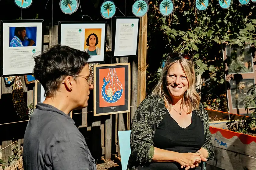 Senatorin Maike Schaefer (rechts) im Gespräch mit der Projektverantwortlichen Rosa Schubert. Foto: Umweltressort