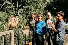 Senatorin Maike Schaefer (links) beim Rundgang durch die Grüne Oase mit Projektbeteiligten und Beschäftigten ihres Ressorts. Foto: Umweltressort.