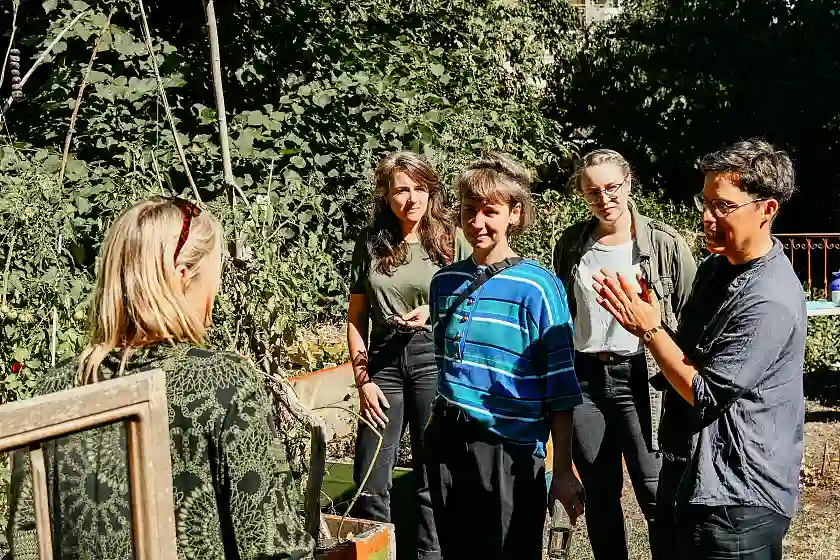 Senatorin Maike Schaefer (links) beim Rundgang durch die Grüne Oase mit Projektbeteiligten und Beschäftigten ihres Ressorts. Foto: Umweltressort.