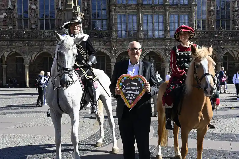 Einladung zum Kramermarkt dankend angenommen: Bürgermeister Bovenschulte empfängt Graf Anton Günther und seinen Knappen aus Oldenburg. Foto: Senatspressestelle