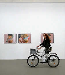 Mit dem Rad in der Ausstellung – es passt zum Thema. Foto: Bernadette Haffke