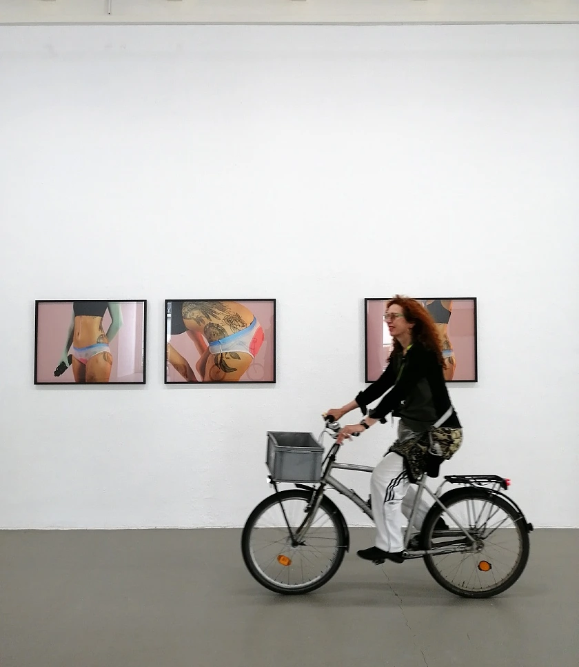 Mit dem Rad in der Ausstellung – es passt zum Thema. Foto: Bernadette Haffke
