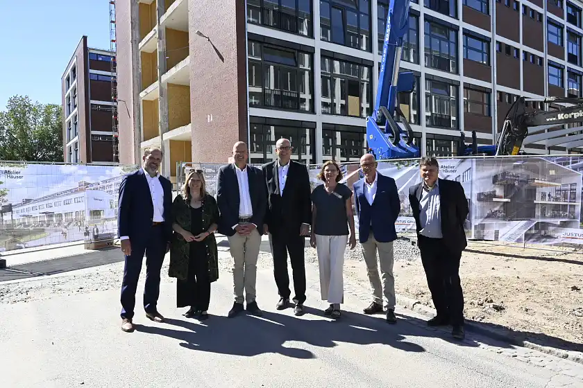 Freude über den Baufortschritt im Tabakquartier anlässlich des Richtfestes (von links): Burkhard Bojazian (Geschäftsführer Justus Grosse Real Estate GmbH), Bausenatorin Maike Schaefer, Clemens Paul (Geschäftsführer Justus Grosse), Bürgermeister Andreas Bovenschulte, Wirtschaftssenatorin Kristina Vogt, Joachim Linnemann (Geschäftsführender Gesellschafter Justus Grosse), Finanzsenator Dietmar Strehl. Foto: Senatspressestelle