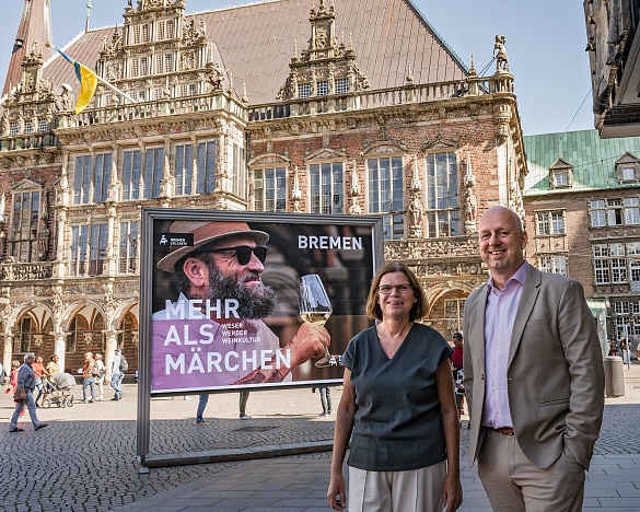 Wirtschaftssenatorin Kristina Vogt und WFB-Geschäftsführer, Oliver Rau, präsentieren das erste Motiv der neuen bremischen Tourismuskampagne. Foto: Jan Rathke, Copyright WFB