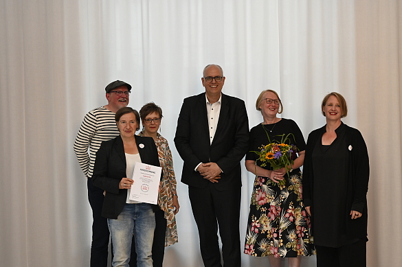 Bürgermeister Andreas Bovenschulte zusammen mit den Gewinnerinnen und Gewinnern des 2. Buchhandlungspreises. Foto: Senatspressestelle
