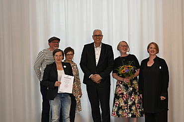 Bürgermeister Andreas Bovenschulte zusammen mit den Gewinnerinnen und Gewinnern des 2. Buchhandlungspreises. Foto: Senatspressestelle