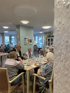 Im Stiftungsdorf Gröpelingen der Bremer Heimstiftung kam Bürgermeister Bovenschulte mit mehreren Bewohnerinnen und Bewohnern ins Gespräch. Foto: Senatspressestelle