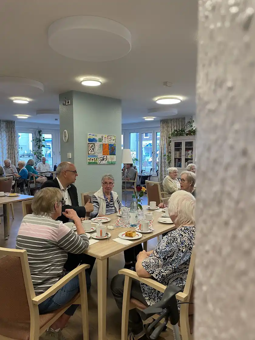 Im Stiftungsdorf Gröpelingen der Bremer Heimstiftung kam Bürgermeister Bovenschulte mit mehreren Bewohnerinnen und Bewohnern ins Gespräch. Foto: Senatspressestelle