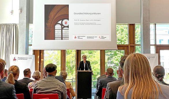 Bundesrichterin Prof. Dr. Susanne Baer während Ihres Vortrags bei der Veranstaltung Resilienz des Rechts. Foto: Landesvertretung Bremen