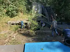 Das Team beim Arbeitseinsatz am Denkort Bunker Valentin. Foto: Pressereferat des Senators für Finanzen