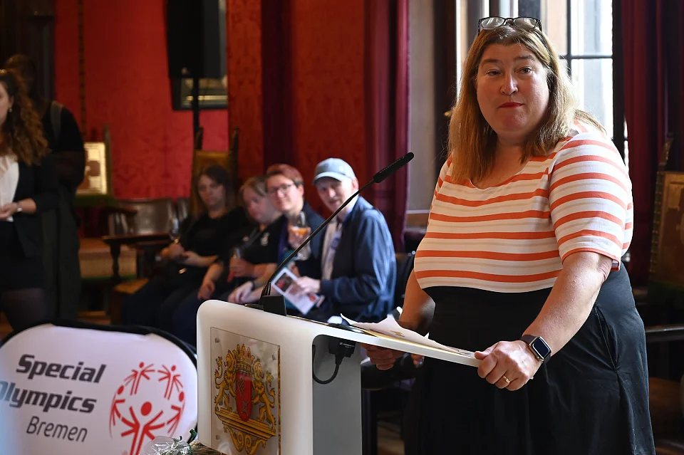 Senatorin Anja Stahmann: Wer seine sportliche Leistung mit einer Medaille krönt, darf stolz auf sich sein. Bremen gratuliert Ihnen zu dieser großartigen Leistung auf großer Bühne. Foto: Senatspressestelle