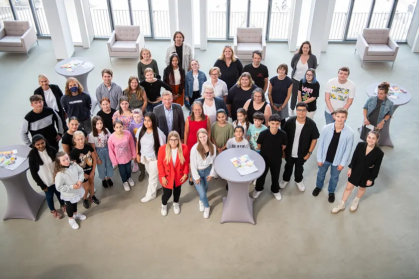 Schülerinnen, Schüler und Lehrkräfte der Schulen, die sich am  Bundeswettbewerb Demokratisch Handeln beteiligt haben, mit Kinder- und Bildungssenatorin Sascha Karolin Aulepp und Bürgerschaftspräsident Frank Imhoff. Foto: Bremische Bürgerschaft