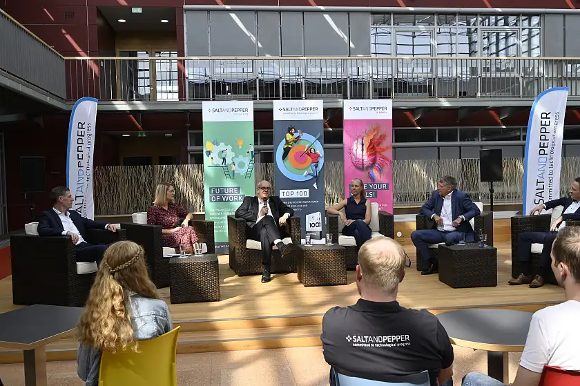 Bei seinem Betriebsbesuch stellte sich Bürgermeister Bovenschulte den Fragen der Mitarbeitenden von SALT AND PEPPER. Foto: Senatspressestelle