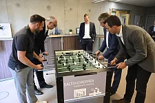 Durfte beim Betriebsbesuch nicht fehlen: Eine Partie Tischkicker. Foto: Senatspressestelle