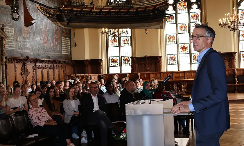 Finanzstaatsrat Dr. Martin Hagen begrüßt Nachwuchskräfte im Bremer Rathaus. Foto: Pressereferat Finanzressort
