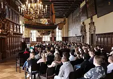 Knapp 180 neue Auszubildende, Praktikantinnen und Praktikanten sowie Studierende der Stadt und des Landes Bremen sind zur Begrüßung in die Obere Halle des Rathauses gekommen. Foto: Pressereferat Finanzressort