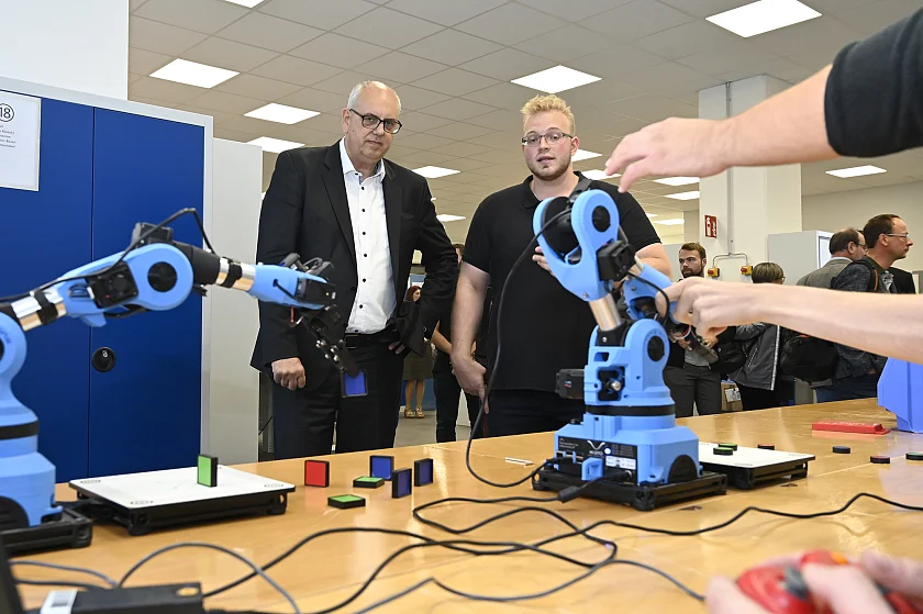 Statt Schraubenschlüssel jetzt auch Robotik: Bremens Bürgermeister Bovenschulte bei der Eröffnung der neuen Ausbildungswerkstatt der Deutschen Bahn (DB) im Bremer HAG-Quartier. Foto: Senatspressestelle