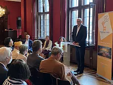 Bürgermeister Bovenschulte bei seiner Rede während der Podiumsdiskussion Friedliches Zusammenleben - Hoffnung oder Illusion. Foto: Senatspressestelle