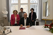 Die Unterzeichnung der Erklärung: (v.l.n.r.) Landesbeauftragte Bettina Wilhelm, Finanzsenator Dietmar Strehl, Bürgermeister Andreas Bovenschulte, Senatorin für Gesundheit, Frauen und Verbraucherschutz Claudia Bernhard. Foto: Senatspressestelle