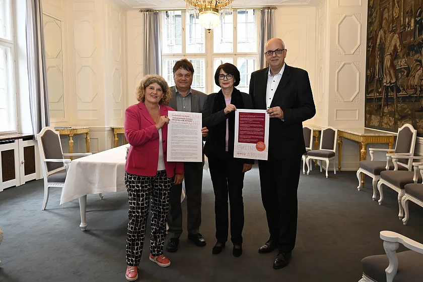 Die unterzeichnete Erklärung. (v.l.n.r.) Landesbeauftragte Bettina Wilhelm, Finanzsenator Dietmar Strehl, Senatorin für Gesundheit, Frauen und Verbraucherschutz Claudia Bernhard, Bürgermeister Andreas Bovenschulte. Foto: Senatspressestelle