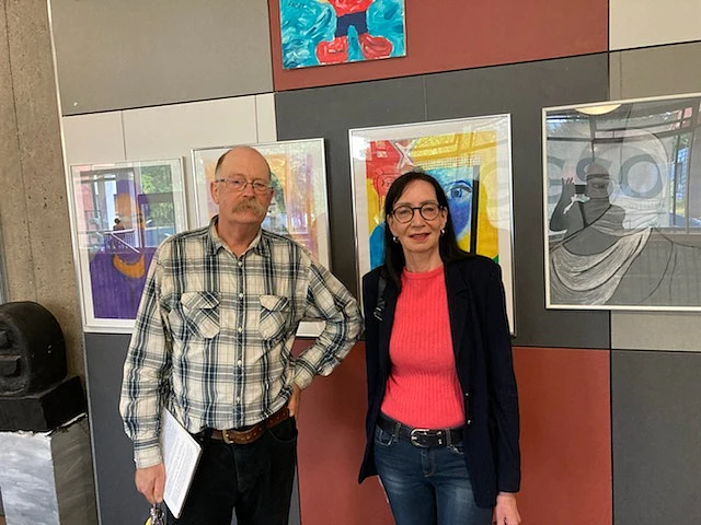 Carmen Emigholz und Wolfgang Rußek, der ehemalige Fachleiter Kunst an der GSO. Foto: Kulturressort